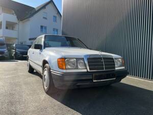 Image 1/6 of Mercedes-Benz 260 E 4-Matic (1987)