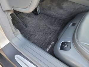 Bild 48/97 von Mercedes-Benz SL 500 (2004)