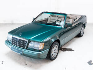 Image 26/27 of Mercedes-Benz E 320 (1994)