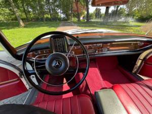 Image 35/64 of Mercedes-Benz 220 S b (1965)