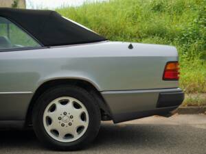 Image 44/50 de Mercedes-Benz 320 CE (1994)