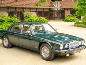 Image 19/100 of Jaguar XJ 12 (1991)