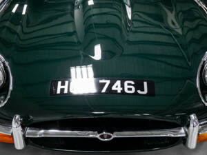 Image 18/23 de Jaguar E-Type (1970)