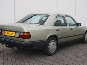 Image 2/11 of Mercedes-Benz 200 D (1985)