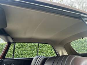 Image 13/22 of Mercedes-Benz 220 SE b (1963)