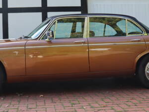 Bild 2/34 von Daimler Double Six Vanden Plas (1975)