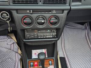 Imagen 48/69 de Mercedes-Benz 190 E 1.8 (1991)