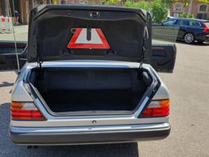 Imagen 62/94 de Mercedes-Benz 300 CE-24 3.4 AMG (1992)