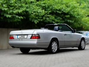 Image 3/69 of Mercedes-Benz E 320 (1994)