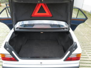 Bild 29/71 von Mercedes-Benz 300 E 4-Matic (1990)