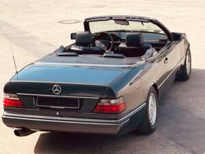 Immagine 3/14 di Mercedes-Benz 300 CE-24 (1993)