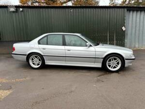 Image 2/10 of BMW 740i (2001)