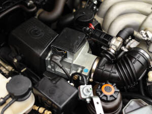 Image 72/83 de BMW 325i (1990)