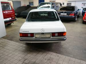 Image 11/40 of Mercedes-Benz 300 D (1984)