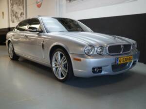 Image 2/50 of Jaguar XJ 8 4.2 (2007)