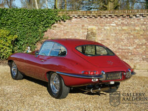 Image 2/50 de Jaguar E-Type (1968)