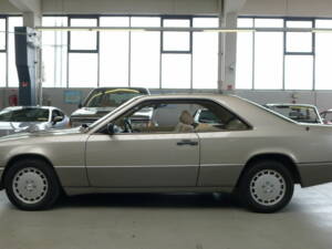 Image 1/33 of Mercedes-Benz 300 CE (1988)