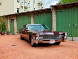 Bild 17/200 von Cadillac Coupe DeVille (1968)