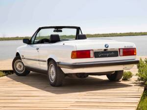Image 19/70 of BMW 320i (1990)