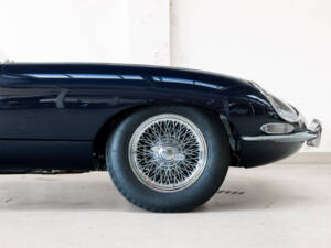 Image 33/48 de Jaguar E-Type (1967)