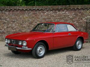 Afbeelding 1/50 van Alfa Romeo Giulia 1300 GT Junior (1975)