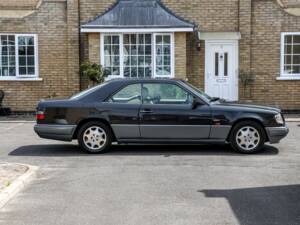 Image 13/37 of Mercedes-Benz E 320 (1995)