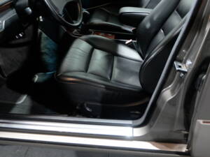 Image 14/40 of Mercedes-Benz 250 TD (1990)
