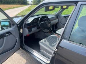 Bild 15/79 von Mercedes-Benz 300 TE 4-Matic (1992)
