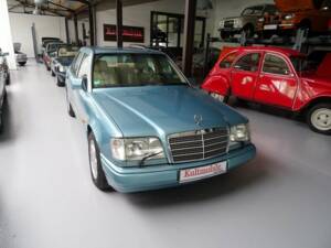 Image 2/13 de Mercedes-Benz E 320 (1994)