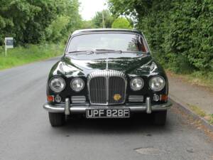 Image 2/18 of Daimler Sovereign 420 (1968)