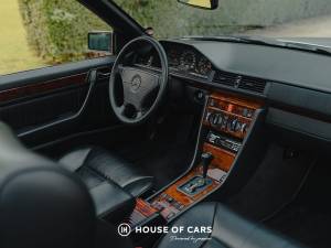 Image 29/43 of Mercedes-Benz 300 CE-24 (1993)