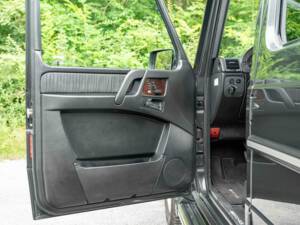 Image 60/99 of Mercedes-Benz G 55 AMG (LWB) (2002)