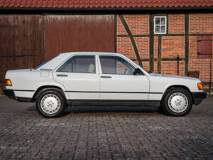 Image 12/42 de Mercedes-Benz 190 E (1984)