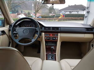 Image 16/46 of Mercedes-Benz E 420 (1994)
