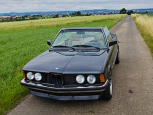 Image 2/21 de BMW 323i (1982)