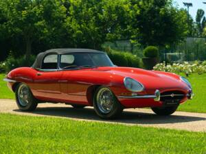 Image 2/50 de Jaguar E-Type 4.2 (1966)