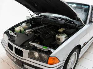 Afbeelding 14/17 van BMW 325i (1994)
