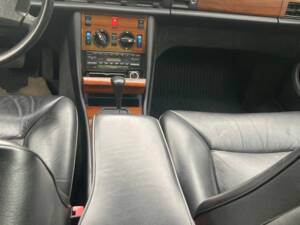 Immagine 21/29 di Mercedes-Benz 300 SE (1990)