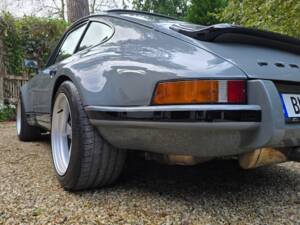 Image 62/100 of Porsche 911 Carrera 2 (1989)