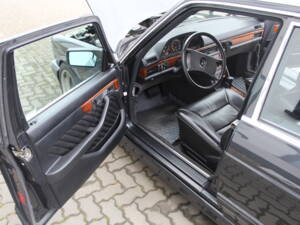 Image 7/19 of Mercedes-Benz 300 SE (1991)