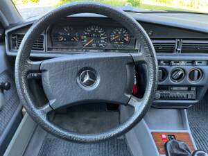 Imagen 8/15 de Mercedes-Benz 190 E 2.6 (1990)