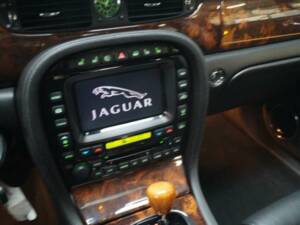 Image 11/50 of Jaguar XJ 8 4.2 (2008)