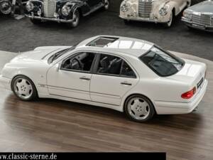 Imagen 11/15 de Mercedes-Benz E 60 AMG (1997)