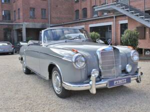 Image 1/30 de Mercedes-Benz 220 SE Cabriolet (1959)