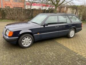 Image 25/149 of Mercedes-Benz 320 TE (1993)