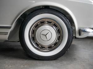 Image 13/18 of Mercedes-Benz 280 SL (1968)