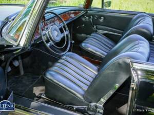 Image 18/52 de Mercedes-Benz 220 SE b (1963)