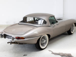 Image 8/37 de Jaguar E-Type (1968)