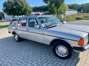 Image 2/19 de Mercedes-Benz 230 TE (1981)