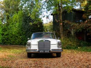 Image 17/46 de Mercedes-Benz 250 SE (1967)